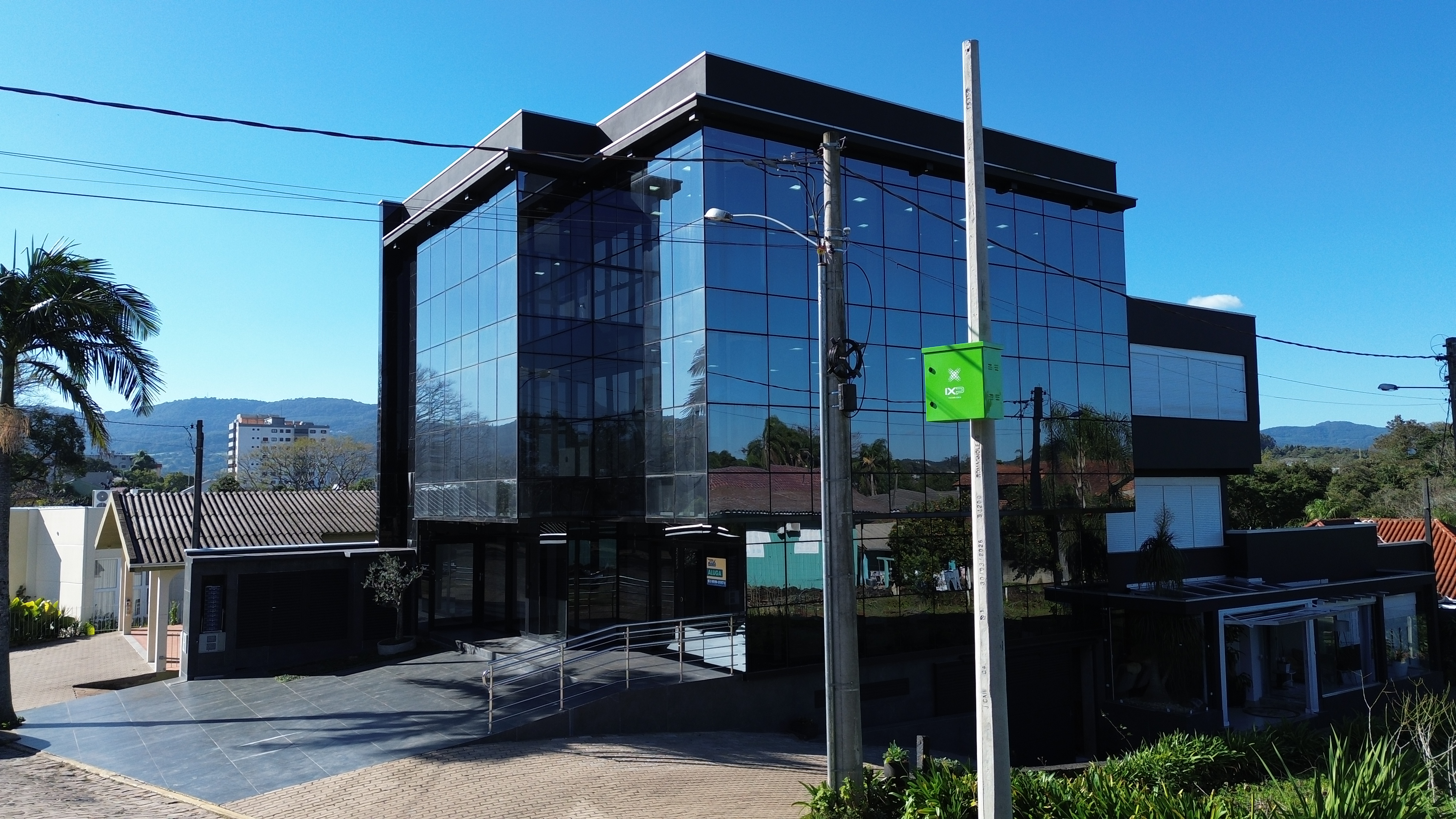 Sede da IXP Tecnologia, em um prédio moderno com fachada de vidro